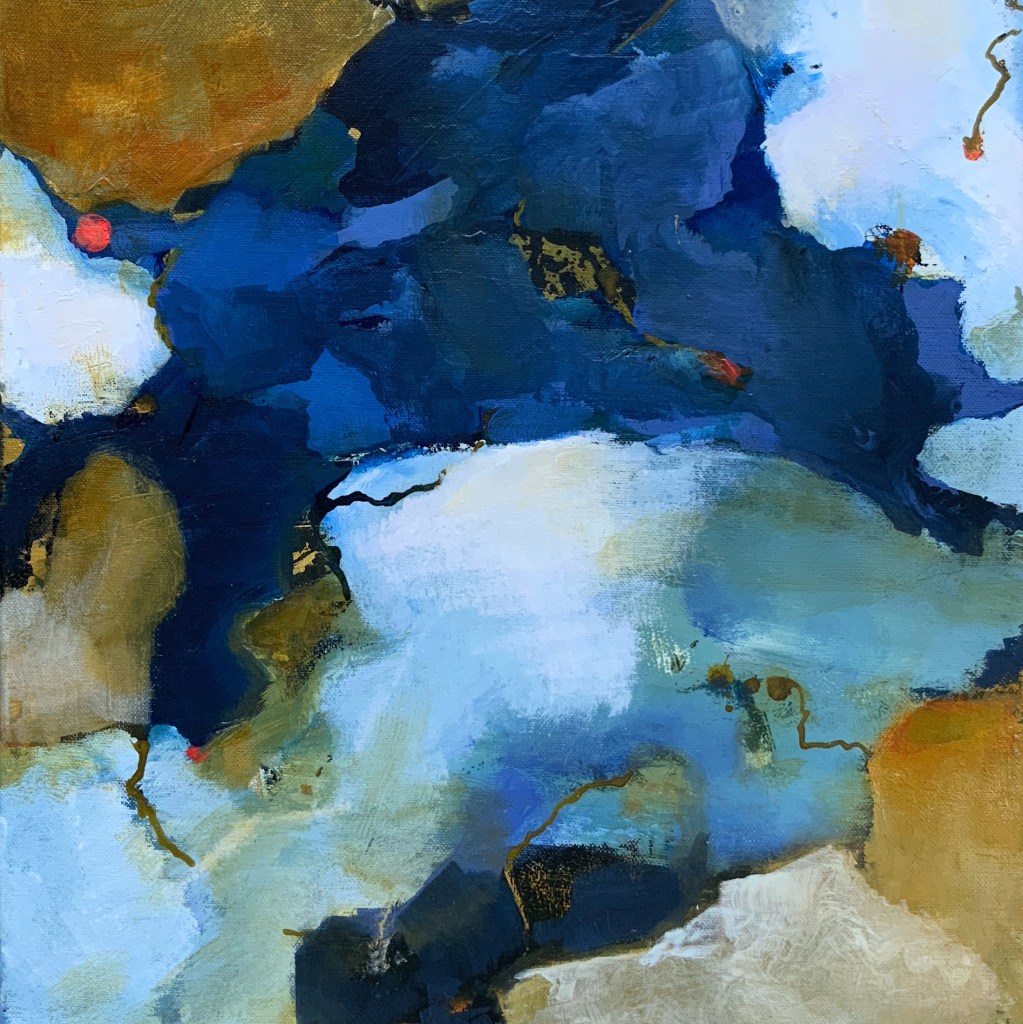 Peinture abstraite avec des nuances de bleu, de blanc et d'or, créant une composition dynamique.