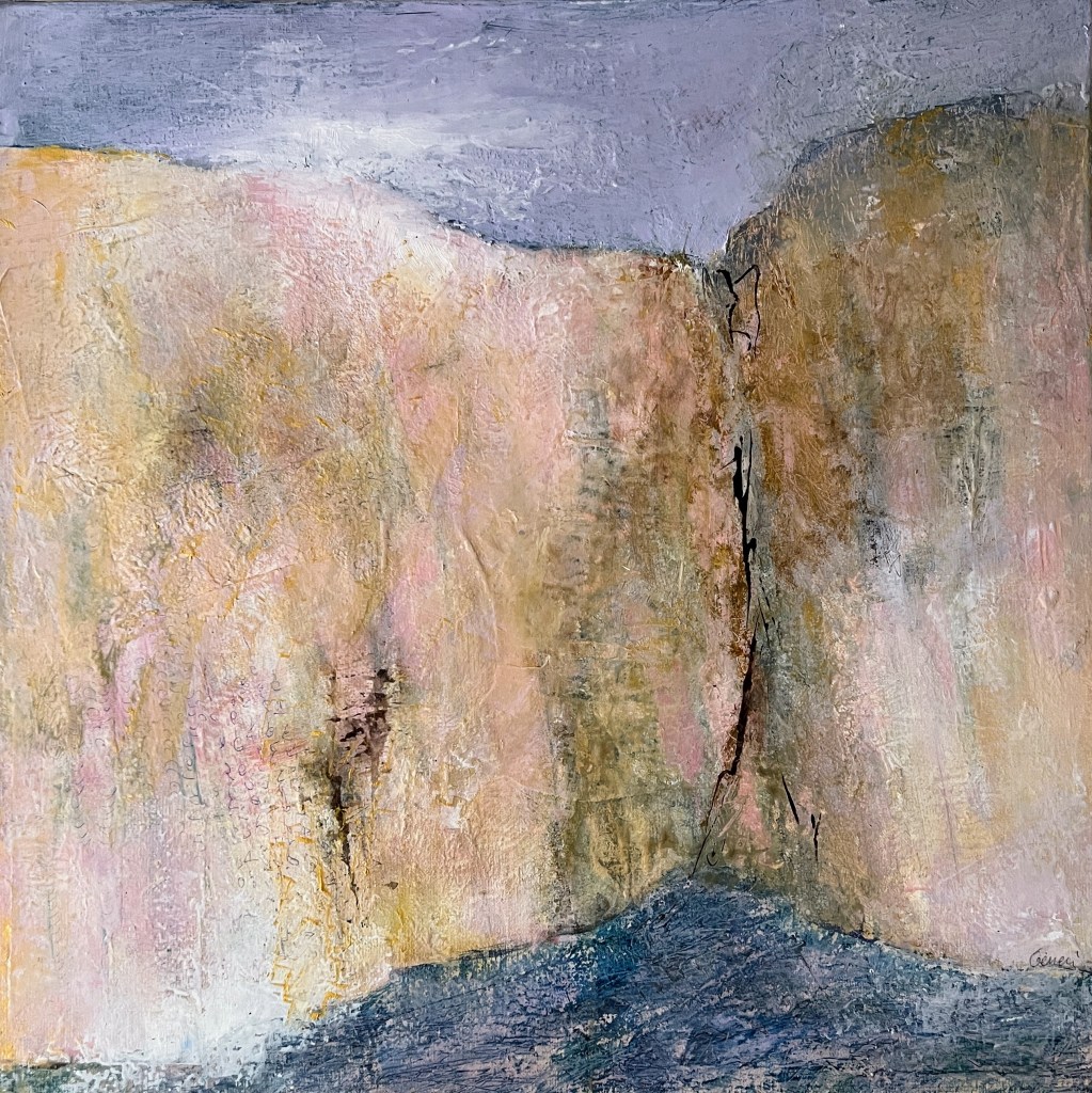 Peinture abstraite représentant des falaises aux teintes douces de rose, jaune et bleu, avec une texture riche et un ciel nuageux en arrière-plan.