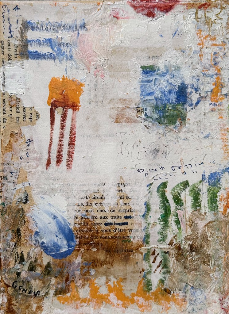 Une toile artistique texturée avec des coups de pinceau colorés en bleu, rouge, orange et vert, mélangés à des morceaux de texte imprimé.